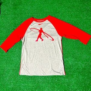 Men’s Md Nike Elite three-quarter sleeve.